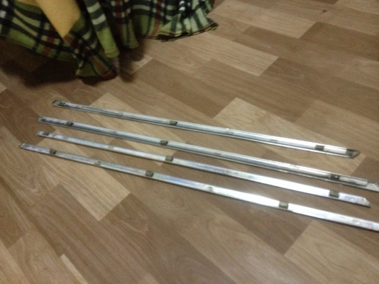 ขายขอบโครเมี่ยม ประตู bmw e30แท้ติดรถ จำนวน4ชิ้น ราคา2000บาท โทร0924462525โส กทม