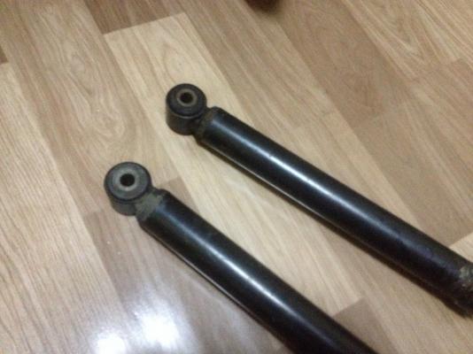 ขายโช็คหลังbmw e30 ถอดออกจากรถ มี2คู่ ราคา1000/1300บาท โทร0924462525โส กทม