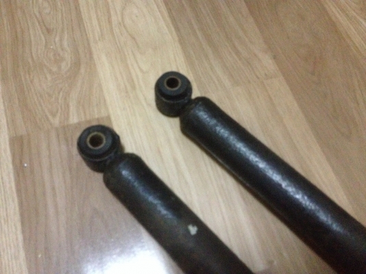 ขายโช็คหลังbmw e30 ถอดออกจากรถ มี2คู่ ราคา1000/1300บาท โทร0924462525โส กทม