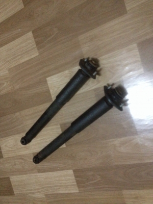 ขายโช็คหลังbmw e30 ถอดออกจากรถ มี2คู่ ราคา1000/1300บาท โทร0924462525โส กทม