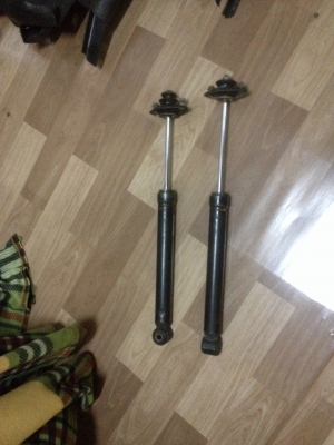 ขายโช็คหลังbmw e30 ถอดออกจากรถ มี2คู่ ราคา1000/1300บาท โทร0924462525โส กทม