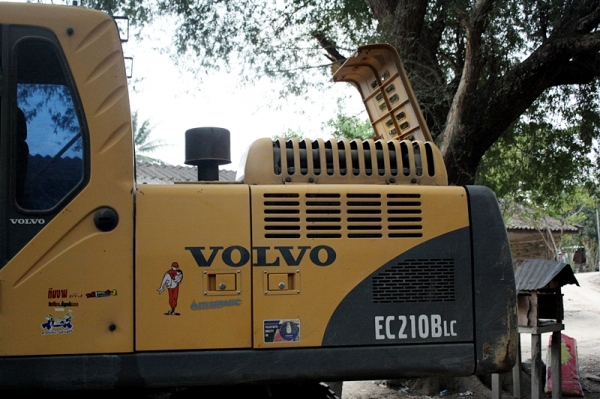 ขายรถแบคโฮ VOLVO EC210Blc สภาพดีมาก ยังใช้งานอยู่ ขาย 1,900,000 บาท