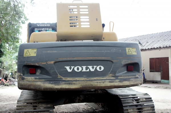 ขายรถแบคโฮ VOLVO EC210Blc สภาพดีมาก ยังใช้งานอยู่ ขาย 1,900,000 บาท
