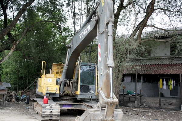 ขายรถแบคโฮ VOLVO EC210Blc สภาพดีมาก ยังใช้งานอยู่ ขาย 1,900,000 บาท