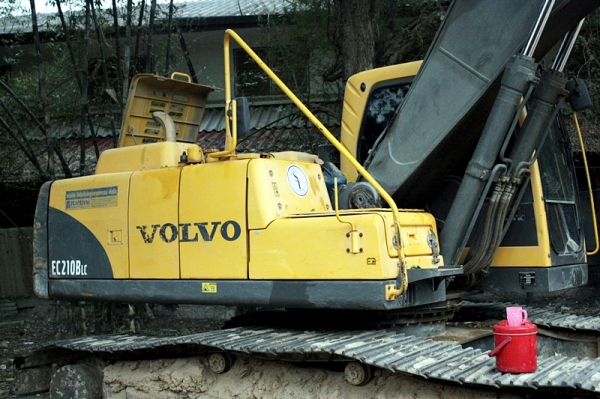 ขายรถแบคโฮ VOLVO EC210Blc สภาพดีมาก ยังใช้งานอยู่ ขาย 1,900,000 บาท