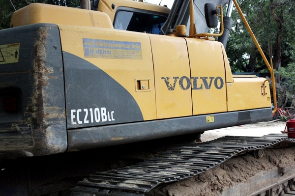 ขายรถแบคโฮ VOLVO EC210Blc สภาพดีมาก ยังใช้งานอยู่ ขาย 1,900,000 บาท