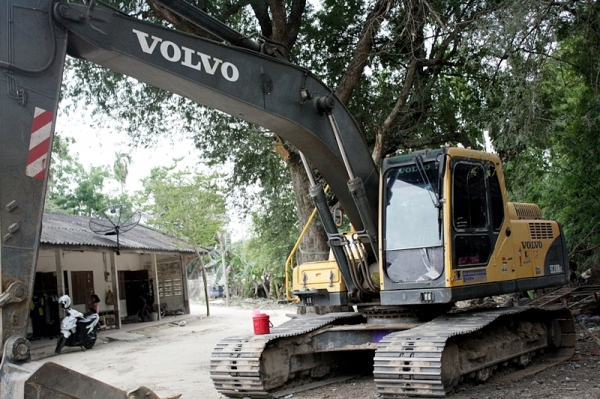 ขายรถแบคโฮ VOLVO EC210Blc สภาพดีมาก ยังใช้งานอยู่ ขาย 1,900,000 บาท