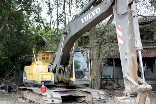 ขายรถแบคโฮ VOLVO EC210Blc สภาพดีมาก ยังใช้งานอยู่ ขาย 1,900,000 บาท