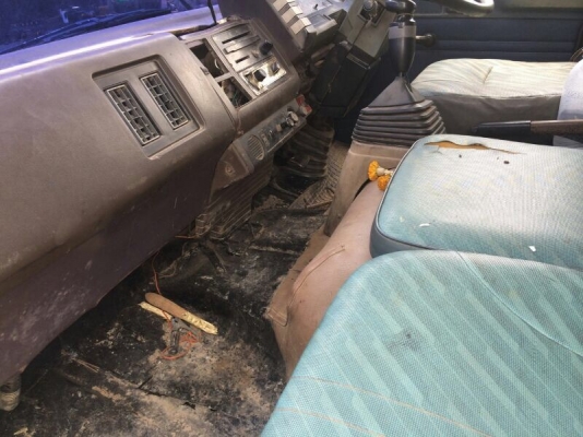 รถอีซูซุ 10 ล้อดั้ม 240 แรงม้า. ( หัวขาว ตัวสุดท้าย. ) สนใจติดต่อ 081 - 6079551