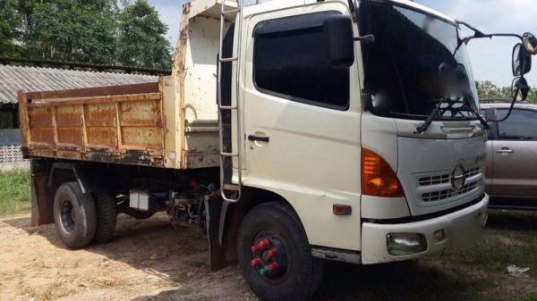 รถฮีโน่ 6 ล้อดั้ม FC4J 150 แรงม้า. ปี 49  สนใจติดต่อ 081 - 6079515