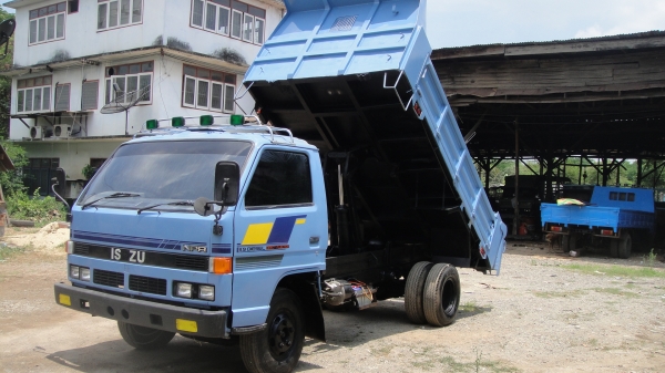 ISUZU NPR ดั๊มดิน5คิว เครื่อง110แรง สวยพรัอมใช้