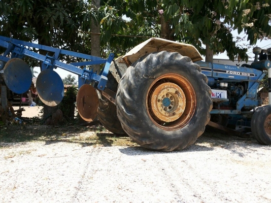 รถไถฟอร์ด 77 เครื่องยนต์ T5 พร้อมผาน หน้าหลัง ทะเบียนครบ ถูกๆครับ