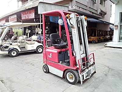 ขายรถยกโตโยต้า 500 กิโล  (รุ่นใหม่) เครื่องเบนซิน  กระบอกคู่ เสาสูง 2.5 เมตร   พวงมาลัยเพาเว่อร์  สีเดิมจากนอก นำเข้าจากญี่ปุ่น ใช้งานได้ทันที ราคา80000