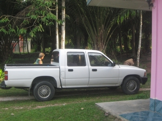 กระบะโตโยต้า 4 ประตู