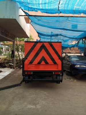 ขายรถบรรทุก 4 ล้อ มีลิฟท์ขนของน้ำหนักตันแปด ISUZU