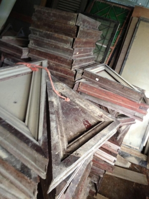 ขายจั่วลูกฟัก กับ ปั่นลม ไม้แดงเก่า รื้อมาจาก รร สวยๆ ครับ