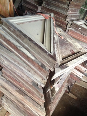 ขายจั่วลูกฟัก กับ ปั่นลม ไม้แดงเก่า รื้อมาจาก รร สวยๆ ครับ