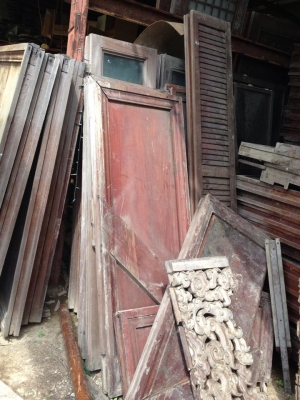 ขายจั่วลูกฟัก กับ ปั่นลม ไม้แดงเก่า รื้อมาจาก รร สวยๆ ครับ