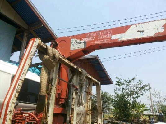 รถฮีโน่ 6 ล้อ ติดเครน 3 ตัน.  220 แรงม้า. ปี 51   สนใจติดต่อ 081 - 6079515