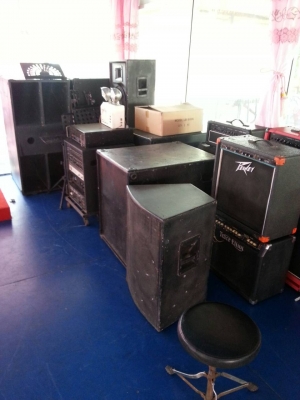 ขายชุดเครื่องเสียงเวทีใหญ่อุปกรณ์เยอะขายเหมา150000ครับสนใจ0853647170