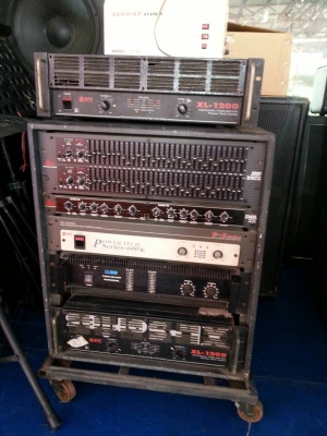 ขายชุดเครื่องเสียงเวทีใหญ่อุปกรณ์เยอะขายเหมา150000ครับสนใจ0853647170