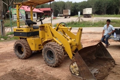 รถตักล้อยาง KOMATSU WA301-1644เอวอ่อน ตักใด้ครั้งละครึ่่่่งคิว รถตักล้อยาง KOMATSU WA301-1644เอวอ่อน ตักใด้ครั้งละครึ่่่่งคิว