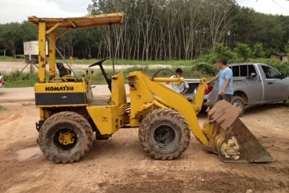 รถตักล้อยาง KOMATSU WA301-1644เอวอ่อน ตักใด้ครั้งละครึ่่่่งคิว รถตักล้อยาง KOMATSU WA301-1644เอวอ่อน ตักใด้ครั้งละครึ่่่่งคิว