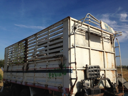 HINO KT920 - 168 HP EH700 สิบล้อเพลาเดียว รถล่องกระบะเหล็กคอกสูง ขายราคาถูก เครื่องยนต์ หัวเก๋ง มีให้ครบพร้อมต้อง แต่ต้องซื้อคานหน้ากับล้อคู่หน้าเองครับ คัชซีสวยไม่มีดาม ยางหลังสภาพดีมากนะครับ 80\% เอกสารเล่มทะเบียนครบพร้อมโอน ราคาต่อรองได้ครับ