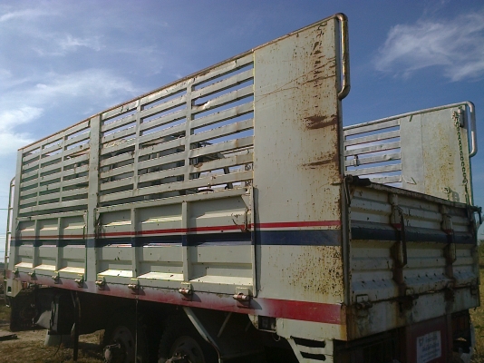 HINO KT920 - 168 HP EH700 สิบล้อเพลาเดียว รถล่องกระบะเหล็กคอกสูง ขายราคาถูก เครื่องยนต์ หัวเก๋ง มีให้ครบพร้อมต้อง แต่ต้องซื้อคานหน้ากับล้อคู่หน้าเองครับ คัชซีสวยไม่มีดาม ยางหลังสภาพดีมากนะครับ 80\% เอกสารเล่มทะเบียนครบพร้อมโอน ราคาต่อรองได้ครับ