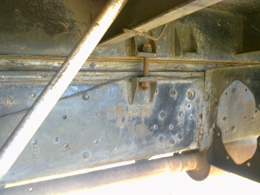 HINO KT920 - 168 HP EH700 สิบล้อเพลาเดียว รถล่องกระบะเหล็กคอกสูง ขายราคาถูก เครื่องยนต์ หัวเก๋ง มีให้ครบพร้อมต้อง แต่ต้องซื้อคานหน้ากับล้อคู่หน้าเองครับ คัชซีสวยไม่มีดาม ยางหลังสภาพดีมากนะครับ 80\% เอกสารเล่มทะเบียนครบพร้อมโอน ราคาต่อรองได้ครับ