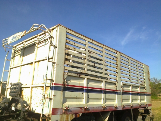 HINO KT920 - 168 HP EH700 สิบล้อเพลาเดียว รถล่องกระบะเหล็กคอกสูง ขายราคาถูก เครื่องยนต์ หัวเก๋ง มีให้ครบพร้อมต้อง แต่ต้องซื้อคานหน้ากับล้อคู่หน้าเองครับ คัชซีสวยไม่มีดาม ยางหลังสภาพดีมากนะครับ 80\% เอกสารเล่มทะเบียนครบพร้อมโอน ราคาต่อรองได้ครับ