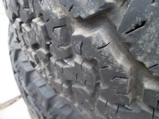 ยาง BF  285/75 R16 สภาพดอกยังเหลือเกินเซ็นครับ