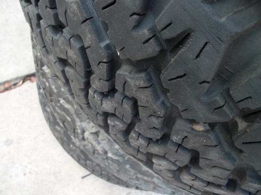 ยาง BF  285/75 R16 สภาพดอกยังเหลือเกินเซ็นครับ