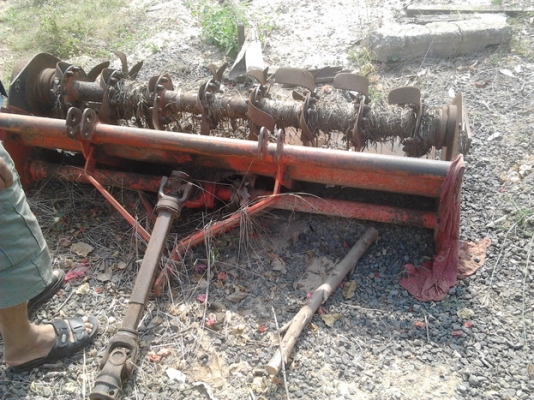 KUBOTA L3408 - 2 เพลา ทำงาน 3,400 ชม. อุปกรณ์แถมให้เยอะมากๆ มีโรตารี่ มีใบดันหน้า มีผานพรวนดิน 3 มีผานยกร่องมันให้ครบอุปกรณ์ 4 อย่าง เครื่องแห้งแน่นแรงดี ระบบไฮดรอลิกส์พร้อมทั้งคัน ยางสภาพดี 60\% เอกสารเล่มทะเบียนครบพร้อมโอน