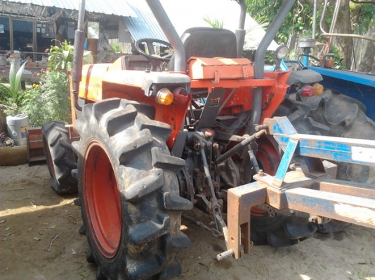 KUBOTA L3408 - 2 เพลา ทำงาน 3,400 ชม. อุปกรณ์แถมให้เยอะมากๆ มีโรตารี่ มีใบดันหน้า มีผานพรวนดิน 3 มีผานยกร่องมันให้ครบอุปกรณ์ 4 อย่าง เครื่องแห้งแน่นแรงดี ระบบไฮดรอลิกส์พร้อมทั้งคัน ยางสภาพดี 60\% เอกสารเล่มทะเบียนครบพร้อมโอน
