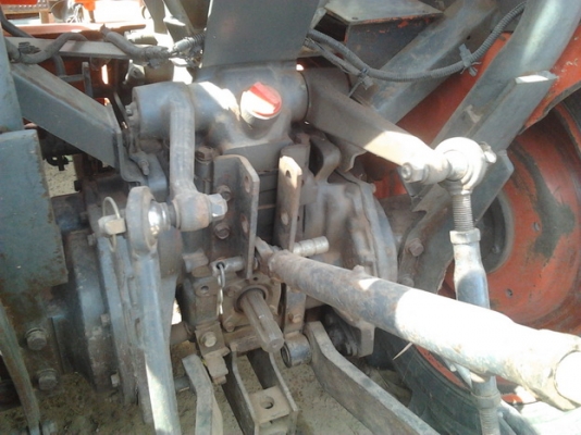 KUBOTA L3408 - 2 เพลา ทำงาน 3,400 ชม. อุปกรณ์แถมให้เยอะมากๆ มีโรตารี่ มีใบดันหน้า มีผานพรวนดิน 3 มีผานยกร่องมันให้ครบอุปกรณ์ 4 อย่าง เครื่องแห้งแน่นแรงดี ระบบไฮดรอลิกส์พร้อมทั้งคัน ยางสภาพดี 60\% เอกสารเล่มทะเบียนครบพร้อมโอน