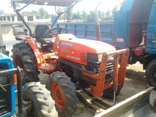 KUBOTA L3408 - 2 เพลา ทำงาน 3,400 ชม. อุปกรณ์แถมให้เยอะมากๆ มีโรตารี่ มีใบดันหน้า มีผานพรวนดิน 3 มีผานยกร่องมันให้ครบอุปกรณ์ 4 อย่าง เครื่องแห้งแน่นแรงดี ระบบไฮดรอลิกส์พร้อมทั้งคัน ยางสภาพดี 60\% เอกสารเล่มทะเบียนครบพร้อมโอน