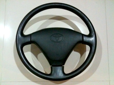 (กดที่ชื่อ ดูสินค้าอื่นๆของผู้ขายได้ครับ)พวงมาลัย โตโยต้า รุ่นสามก้านใหญ่ ขนาด 15 นิ้ว  สภาพใหม่มาก 2,250 บาท Tel.085-150-9040 P