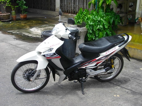 ขาย Smash New สีขาว-ดำ รถ1ปี สวยจ๊าบ ประหยัดน้ำมันมาก เครื่องเดิมดีมาก 22000 บาท