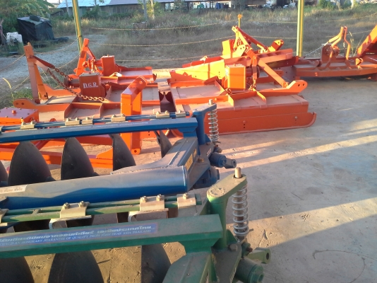 เครื่องเจาะหลุม เครื่องตัดหญ้ารถเล็ก รถใหญ่ ผาน6 ผาน 7 เครื่องเจาะหลุม เครื่องตัดหญ้ารถเล็ก รถใหญ่ ผาน6 ผาน 7