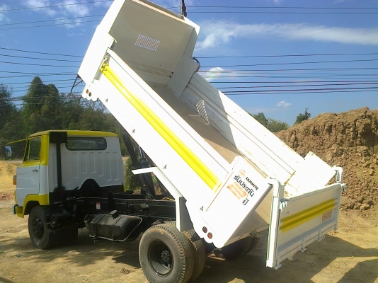 HINO KM505 - 117 HP WO4D หกล้อดั๊มพ์ มีสโลว์กลางครบพร้อม สภาพสวยจัดทั้งภายนอกและภายใน กระบะดั๊มพ์เหล็ก 4 ตันยิงหน้าของ สามมิตรแท้ๆ เครื่องแห้งแรงดี หัวเก๋งสวยไม่มีผุอุปกรณ์ภายในครบครันหยิบจับใช้งานง่าย พวงมาลัยเพาเวอร์ กระจกขึ้นลงได้ทั้ง 2 บาน คัชซีสวยมาก