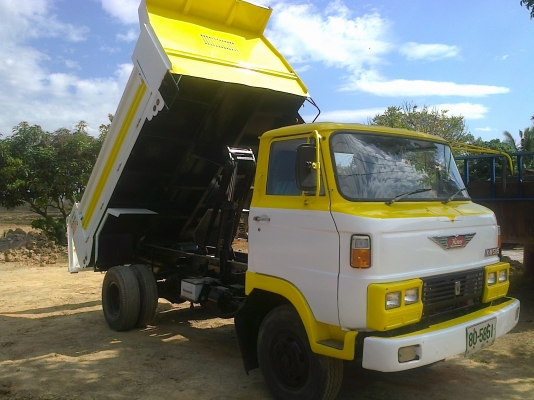 HINO KM505 - 117 HP WO4D หกล้อดั๊มพ์ มีสโลว์กลางครบพร้อม สภาพสวยจัดทั้งภายนอกและภายใน กระบะดั๊มพ์เหล็ก 4 ตันยิงหน้าของ สามมิตรแท้ๆ เครื่องแห้งแรงดี หัวเก๋งสวยไม่มีผุอุปกรณ์ภายในครบครันหยิบจับใช้งานง่าย พวงมาลัยเพาเวอร์ กระจกขึ้นลงได้ทั้ง 2 บาน คัชซีสวยมาก