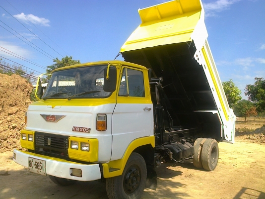 HINO KM505 - 117 HP WO4D หกล้อดั๊มพ์ มีสโลว์กลางครบพร้อม สภาพสวยจัดทั้งภายนอกและภายใน กระบะดั๊มพ์เหล็ก 4 ตันยิงหน้าของ สามมิตรแท้ๆ เครื่องแห้งแรงดี หัวเก๋งสวยไม่มีผุอุปกรณ์ภายในครบครันหยิบจับใช้งานง่าย พวงมาลัยเพาเวอร์ กระจกขึ้นลงได้ทั้ง 2 บาน คัชซีสวยมาก