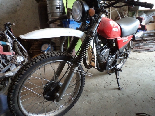 ขาย DT125 มีเล่มทะเบียน แต่ขาดต่อและไม่มีชุดโอนครับ