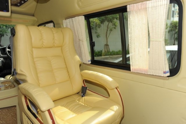 ขายรถตู้ Toyota Commuter VIP 8 ที่นั่ง ปี 2011 (เบนซิน+NGV)