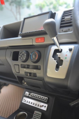 ขายรถตู้ Toyota Commuter VIP 8 ที่นั่ง ปี 2011 (เบนซิน+NGV)