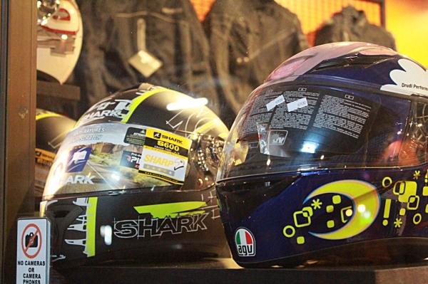 ร้านแม็กสิงห์บุรี//จำหน่าย เสื้อjacket ถุงมือ หมวกกันน๊อค น้ำมันเครื่อง แสตนตั้ง