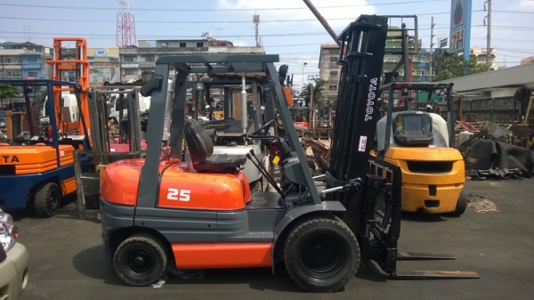 รถยกโตโยต้ารุ่น 6 น้ำหนักยก 2.5 ตัน  เครื่องดีเซล เ้กียร์ธรรมดา งาเทได้ ล้อหน้าคู่