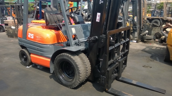 รถยกโตโยต้ารุ่น 6 น้ำหนักยก 2.5 ตัน  เครื่องดีเซล เ้กียร์ธรรมดา งาเทได้ ล้อหน้าคู่