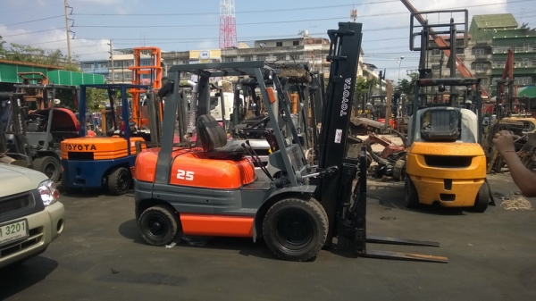 รถยกโตโยต้ารุ่น 6 น้ำหนักยก 2.5 ตัน  เครื่องดีเซล เ้กียร์ธรรมดา งาเทได้ ล้อหน้าคู่